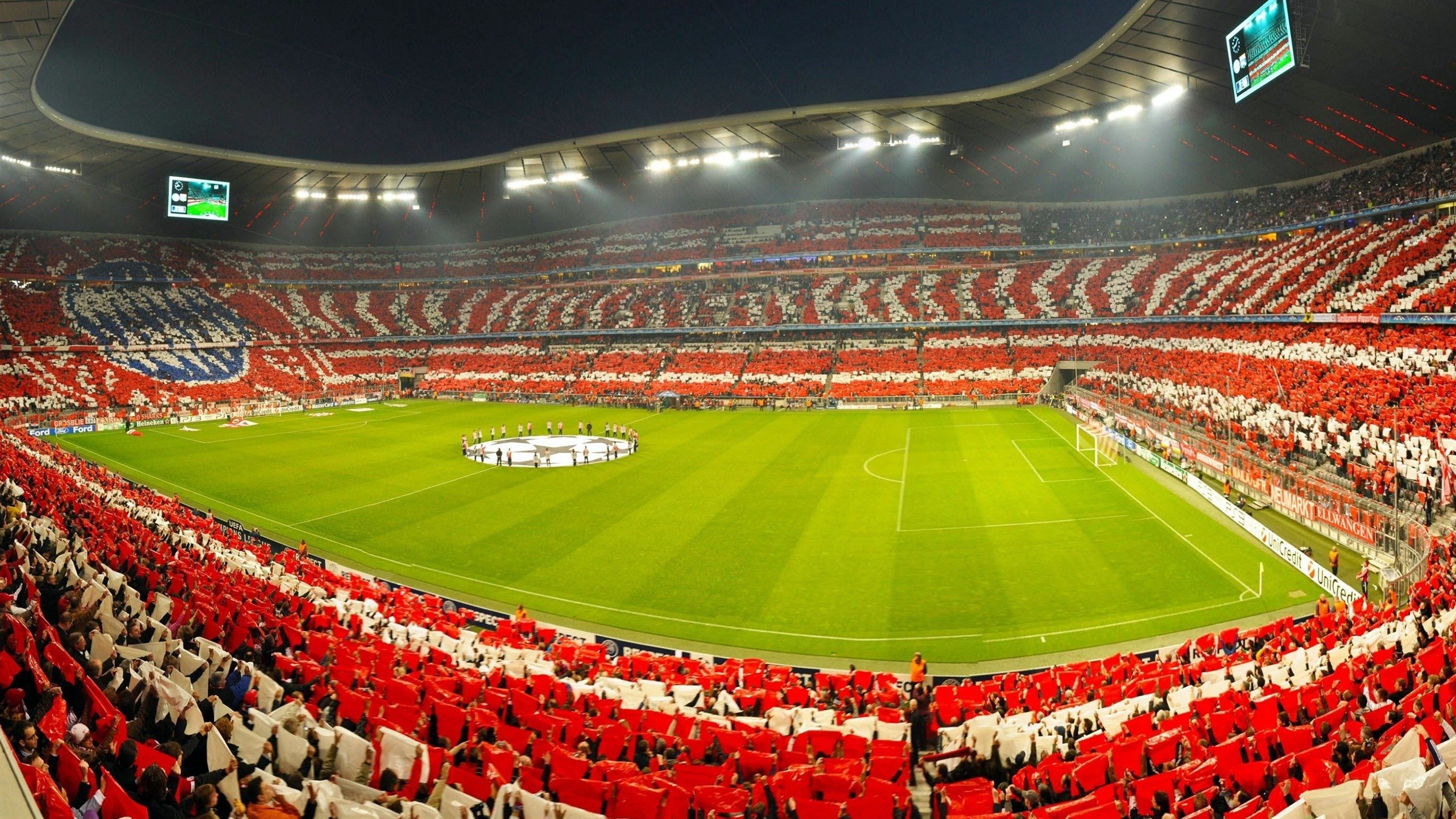 在与雷霆的比赛中，库里多次“空中飞人”般投中远距离三分，成众人焦点！